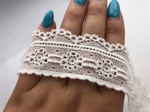 Blondekant - elastisk og fin i offwhite med shiny overflade, ca 3,5 cm